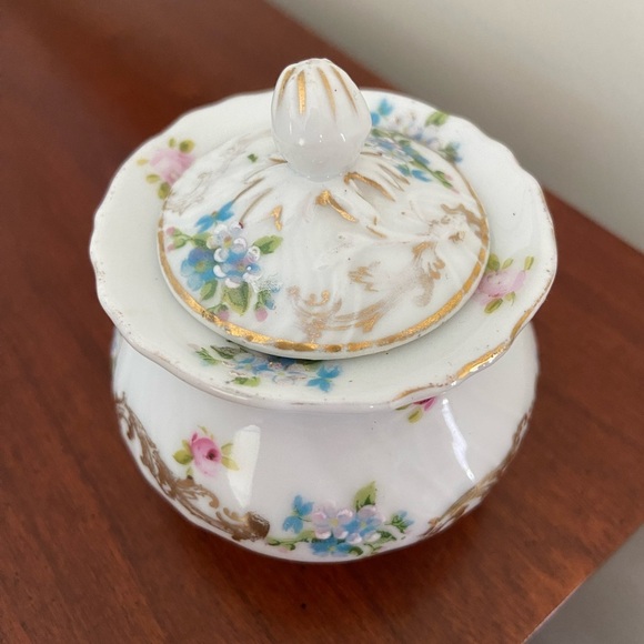 Carlsbad Austria Vintage Porcelain Jar w/Matching Lid Beautiful Floral Sprays - Picture 2 of 10